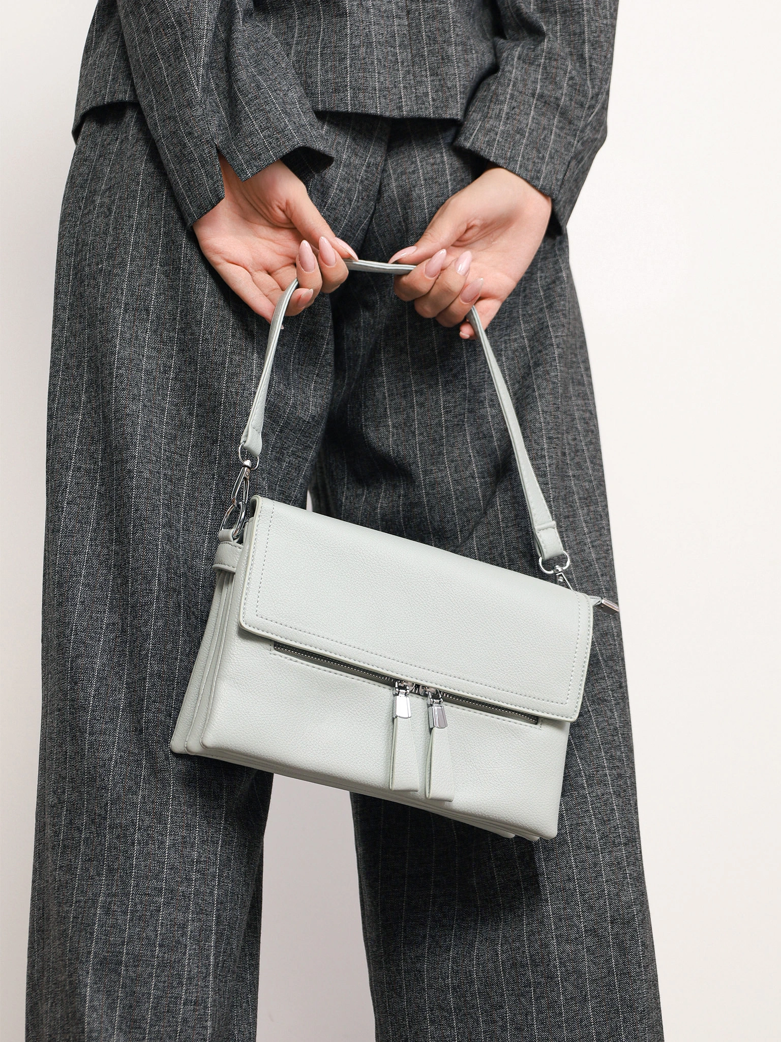 Сумка-кроссбоди со съемной ручкой и декоративными пуллерами в ассортименте